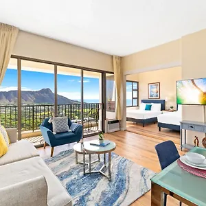 Upscale Penthouse With Ocean Views & Free Parking! Apartment